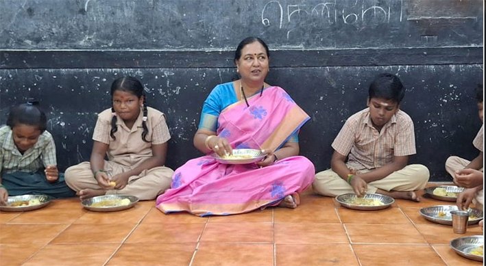 மாணவர்களுடன் அமர்ந்து உணவு அருந்திய பிரேமலதா விஜயகாந்த்
