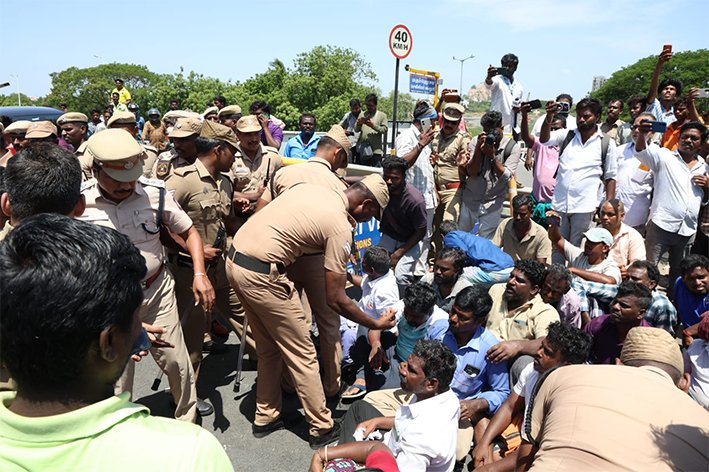 திருச்சி காவிரி பாலத்தில் பராமரிப்பு பணி.. சாலை மறியல்-