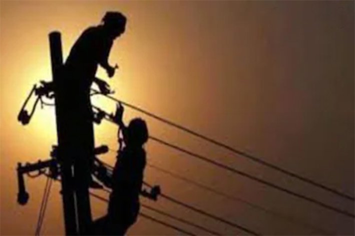ராமநாதபுரம்: உச்சிப்புளி அருகே புதுமடம் பகுதியில் உயர் மின் கோபுரத்தில் செல்லும் உயர் மின்னழுத்த கம்பி அறுந்து விழுந்ததால் 10க்கும் மேற்பட்ட கிராமங்களில் 13 மணி நேரத்திற்கும் மேலாக மின்சாரம் துண்டிப்பு நாரையூரணி, கிழக்கு நாரையூரணி, சின்ன உடையார் வலசை, சூரங்காட்டுவலசை, கடுக்காய்வலசை, தாமரைக் குளம் உள்ளிட்ட 10க்கும் மேற்பட்ட கிராமங்களில் நள்ளிரவு முதல் மின்சாரம் இல்லாததால் மக்கள் கடும் அவதி அடைந்துள்ளனர்.