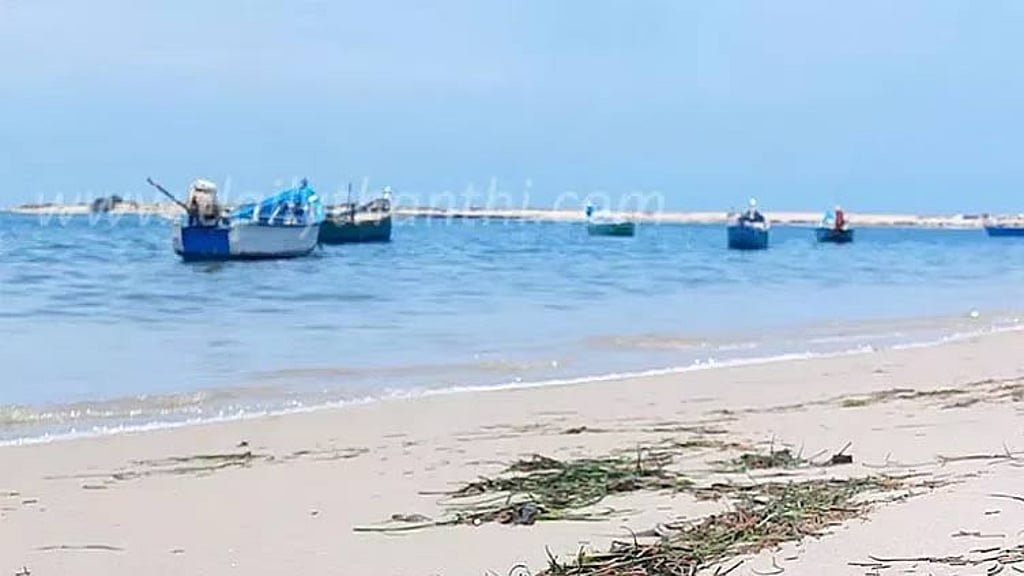 தனுஷ்கோடி அருகே நடுக்கடலில் விசைப்படகு மூழ்கியது: 8 மீனவர்கள் மீட்பு