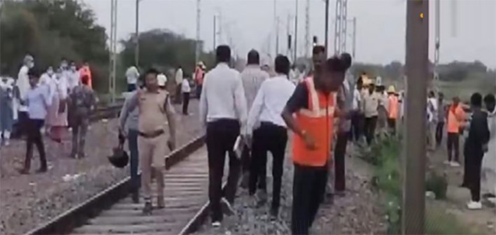 Indian railway tracks in Morena Madhya Pradesh where four passengers died in a train accident after jumping off due to a false fire rumor in 2026.