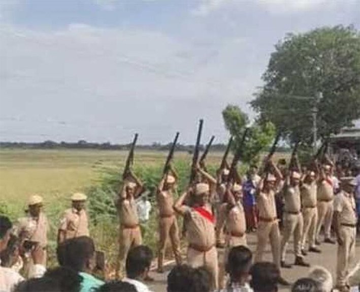 விபத்தில் எஸ்ஐ பலி- திருச்சியில் 21 குண்டுகள் முழங்க நல்லடக்கம்