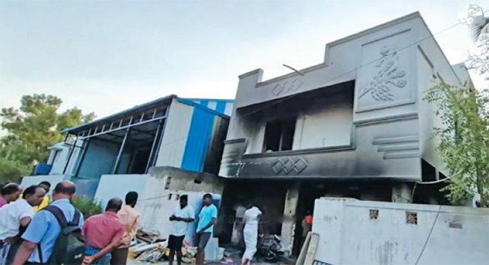 வீட்டில் காஸ் சிலிண்டர்கள் வெடித்து 7 பேர் படுகாயம்