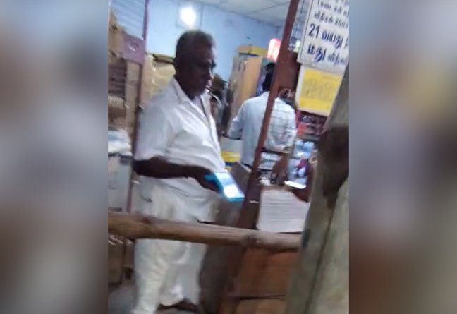 கரூர்: டாஸ்மாக்கில் கூடுதல் ரூ.10 வசூல்; வாடிக்கையாளர் வீடியோ எடுத்ததால் பணத்தைத் திருப்பித் தந்த ஊழியர்