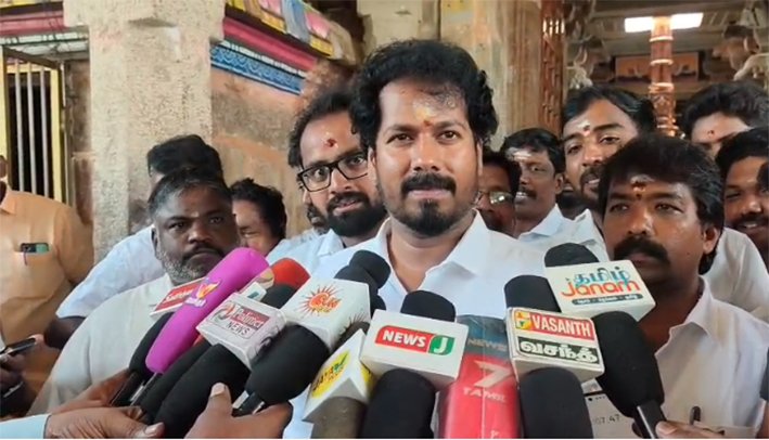 கும்பகோணம் ஆதி கும்பேஸ்வரர் கோவிலில் அமைச்சர் வினோத் வழிபாடு