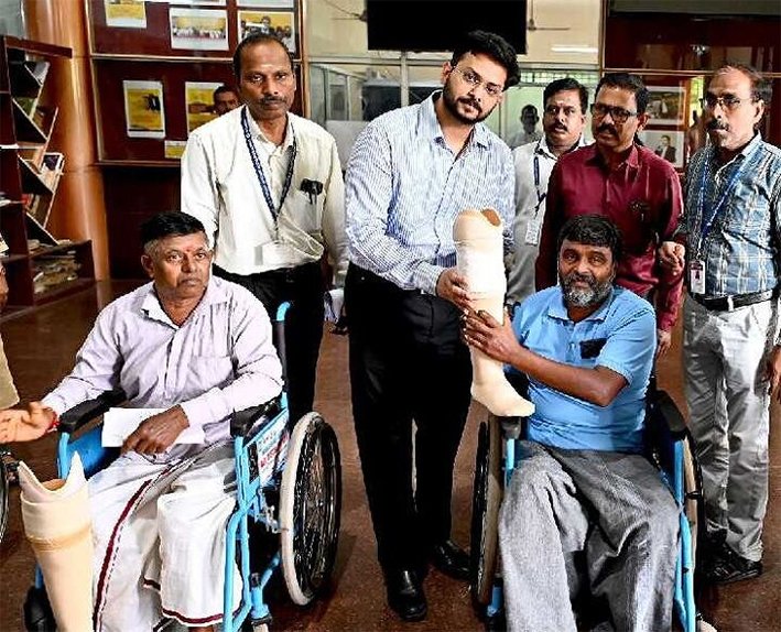 மாற்றுத்திறனாளிகளுக்கு உபகரணங்கள் வழங்கிய திருச்சி கலெக்டர்