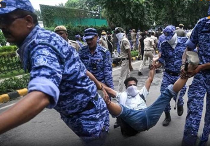 டில்லியில் நீட் தேர்வு முறைகேட்டுக்கு எதிராக வெடித்த போராட்டம்- 70 பேர் கைது