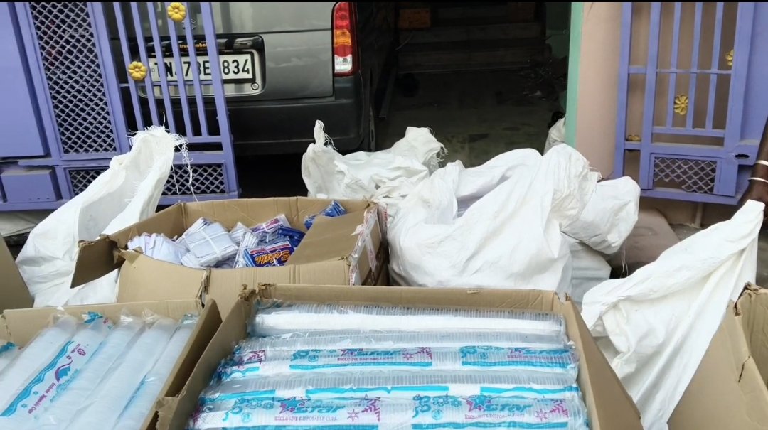 கரூரில் பிளாஸ்டிக் கவர், பிளாஸ்டிக் கப் மூட்டை மூட்டையாக பறிமுதல்