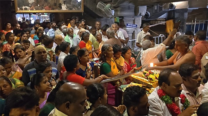 ஆடி 2ம் வௌ்ளி..சமயபுரம் மாரியம்மன் கோவிலில் பக்தர்கள் வௌ்ளம்