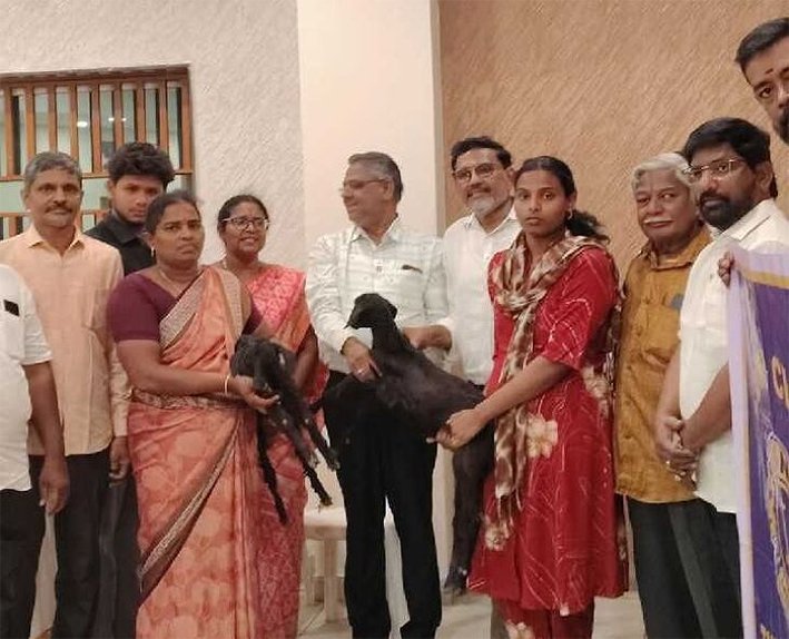 திருச்சி -கிராமப்புற பெண்களுக்கு ஆட்டுக்குட்டி வழங்கல்