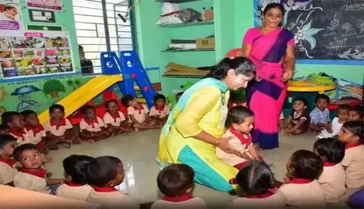 மகனை அங்கன்வாடியில் சேர்த்த பெரம்பலூர் கலெக்டர்