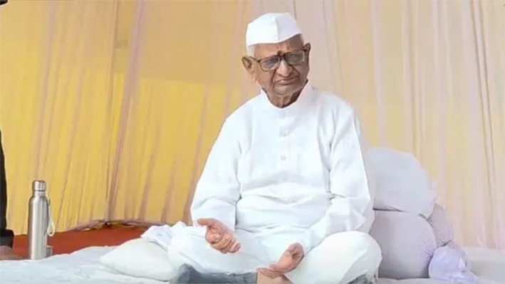 மாணவர்களுக்கு ஆதரவாக அன்னா ஹசாரே மௌனப் போராட்டம்