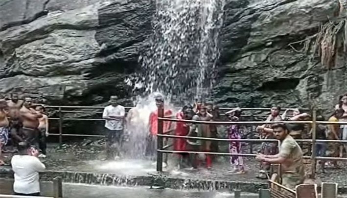 சுருளி அருவிக்கு சுற்றுலா பயணிகள் செல்ல வனத்துறை தடை