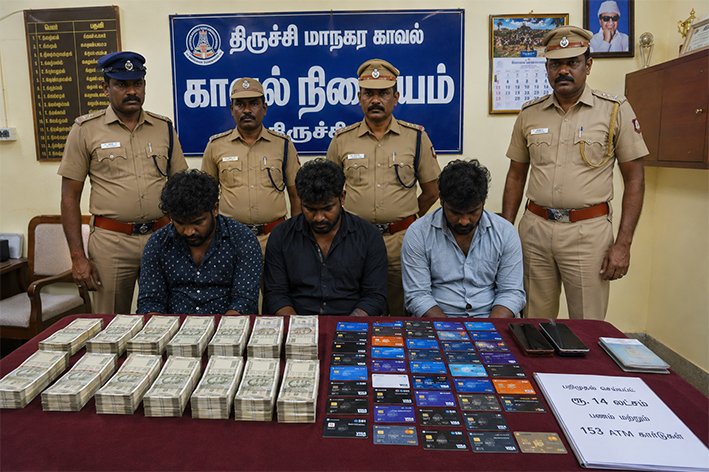 திருச்சி-ரூ.14 லட்சம், 153ATM கார்டுகளுடன் சிக்கிய 3 பேர்
