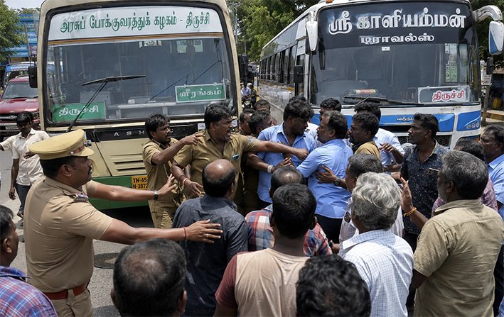 திருச்சி பஸ் ஸ்டாண்டில்.. அரசு -தனியார் பஸ் டிரைவர்கள் மோதல்