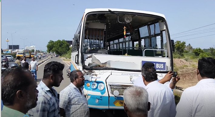 கரூர் தேசிய நெடுஞ்சாலையில் விபத்து... தொழிலாளர்கள் உயிர்தப்பினர்