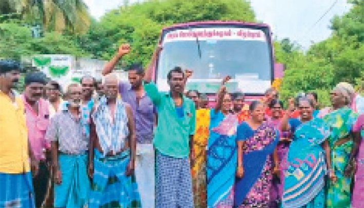 சாலை பணியை விரைந்து முடிக்க கோரி பஸ் சிறைபிடிப்பு