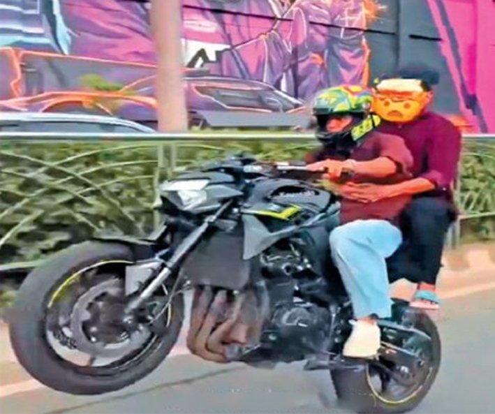 பைக் சாகசம் செய்த 2 கல்லூரி மாணவர்கள் கைது