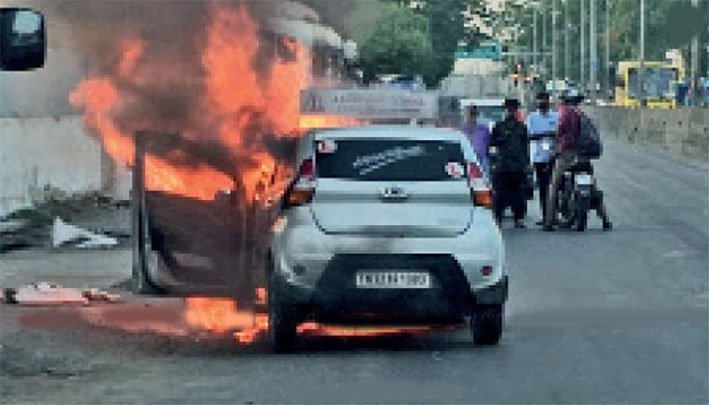 திடீரென தீப்பிடித்து எரிந்த ஓட்டுநர் பயிற்சி கார்- பரபரப்பு