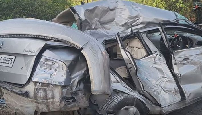 சென்னை அருகே லாரியை முந்த முயன்ற கார் விபத்து... 3 பேர் பலி