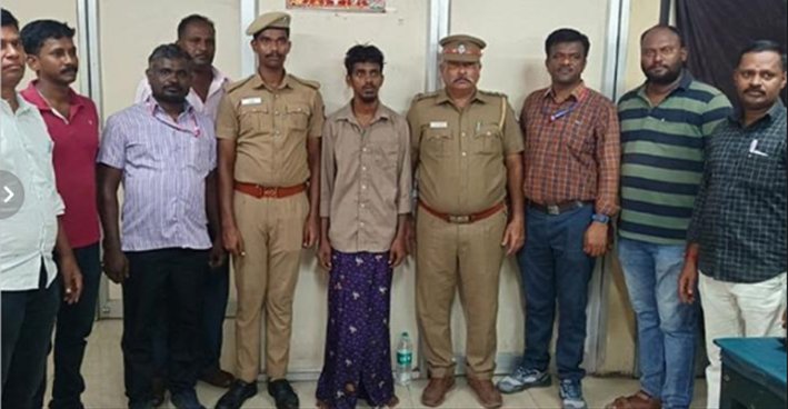 தண்டவாளத்தில் ரயில் பயணிகளை குச்சியால் தாக்கி,செல்போன் பறிப்பு