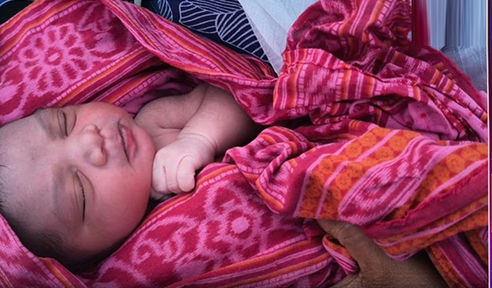 ஓடும் ரயிலில் பிறந்த அழகான ஆண் குழந்தை