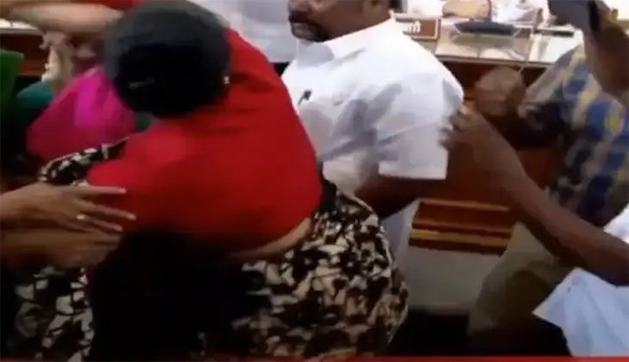 கோவை மாநகராட்சி கூட்டத்தில் மோதல்... 5 கவுன்சிலர்கள் சஸ்பெண்ட்