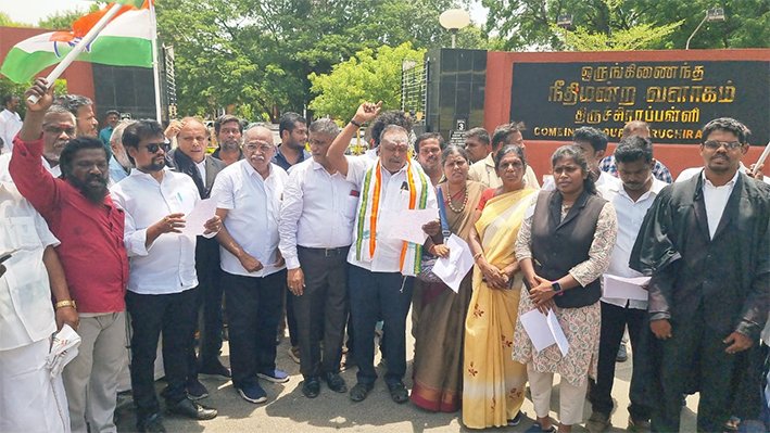 ராகுல் கைதை கண்டித்து-திருச்சி காங்கிரஸ் வழக்கறிஞர் பிரிவினர் ஆர்ப்பாட்டம்