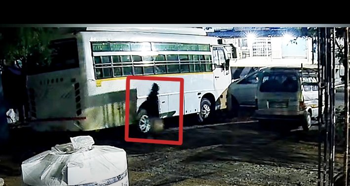 திருச்சி அருகே சுற்றுலா வேனில் டீசல் திருடும் மர்ம கும்பல்.-