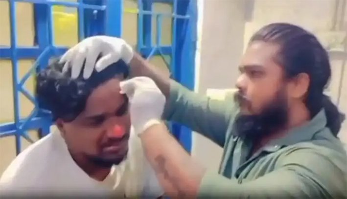 அரசு ஆஸ்பத்திரியில் நோயாளிக்கு சிகிச்சை அளித்த எலக்ட்ரீசியன்