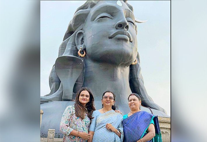 ஈஷா யோகா மையத்தில் முதல்வர் விஜயின் தாயார் வழிபாடு