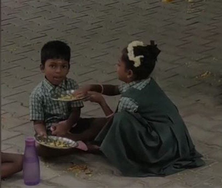 தம்பிக்கு அன்னையாக மாறி உணவு ஊட்டிவிடும் அக்கா-நெகிழ்ச்சி
