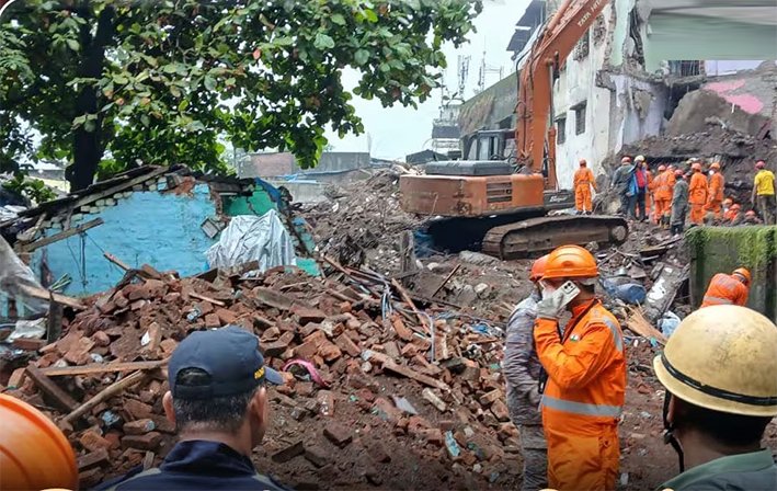 4 மாடிக் கட்டடம் இடிந்து விழுந்து 8 பேர் பலி–தீவிர மீட்புபணி