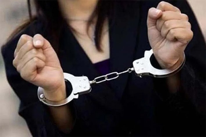 ரவுடிக்கு வெடிகுண்டு தயாரித்து கொடுத்த இளம்பெண் கைது