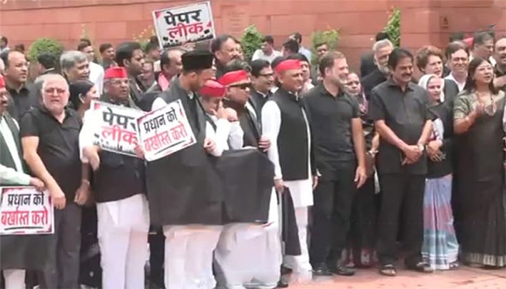 நாடாளுமன்ற வளாகத்தில் INDIA கூட்டணி MPக்கள் ஆர்ப்பாட்டம்