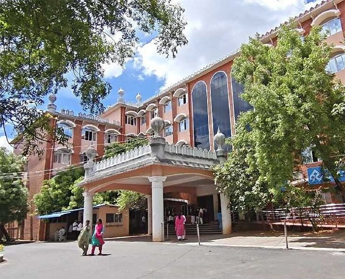 வீட்டில் நகை, பணம் கொள்ளை- பெண்ணுக்கு 4 ஆண்டு சிறை