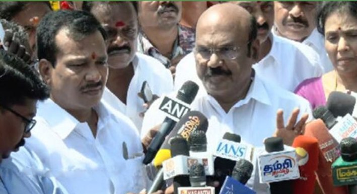 வெயில் கொடுமை தாங்காமல் பாம்பின் (தவெக) நிழலில் ஒதுங்கிய தவளை (தமிழக மக்கள்)