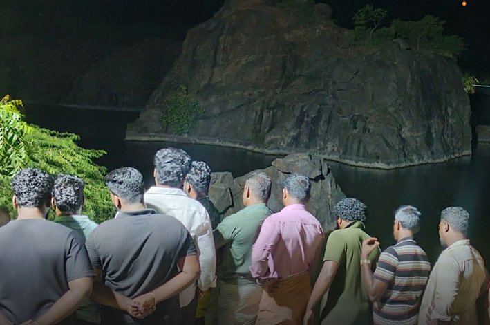 பைக்கில் சென்ற இளைஞர்கள்..கல்குவாரி பள்ளத்தில் விழுந்து பலி