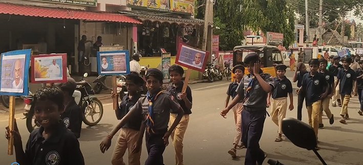 காமராஜர் பிறந்த தினத்தை முன்னிட்டு மாணவ மாணவிகள் ஊர்வலம்