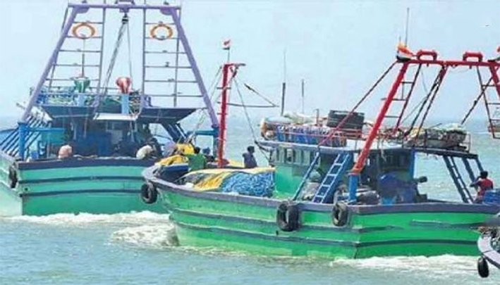 நடுக்கடலில் கப்பல் மூழ்கி விபத்து-உயிர்தப்பிய 8 மீனவர்கள்