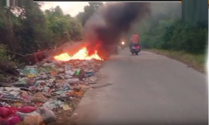 கொட்டப்பட்டக் கழிவுகளுக்கு தீவைப்பு- கரும்புகையால் அவதி