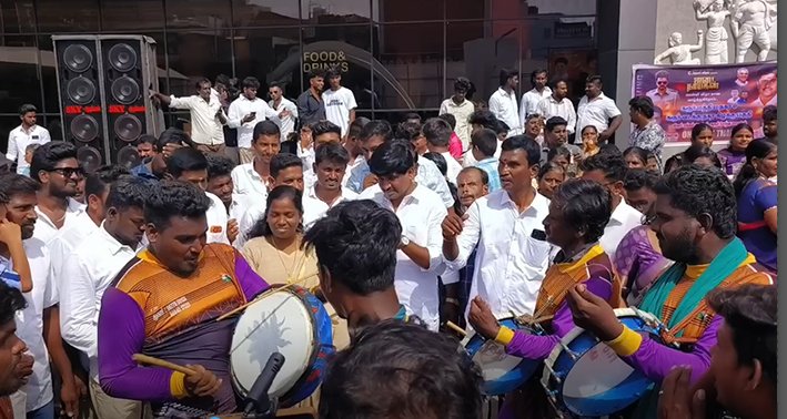 கரூரில் ”ஜனநாயகன்” ரிலீஸ்... பட்டாசு வெடித்து கொண்டாட்டம்