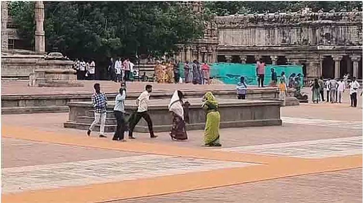 தஞ்சை பெரிய கோவிலில் கதண்டு கடித்து ஆந்திர பக்தர்கள் 4 பேர் மயக்கம்