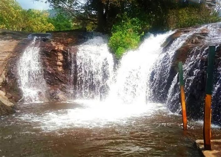 கும்பக்கரை அருவிக்கு நீர்வரத்து குறைந்ததால் குளிக்க தடை கும்பக்கரை அருவிக்கு நீர்வரத்து குறைந்ததால் குளிக்க தடை
