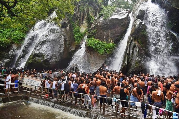 குற்றாலத்தில் களைகட்டிய கோடைக்கால சீசன்- அலைமோதும் மக்கள் கூட்டம்