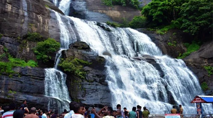 குற்றாலம் அருவிகளில் திடீர் வெள்ளப்பெருக்கு-குளிக்க தடை