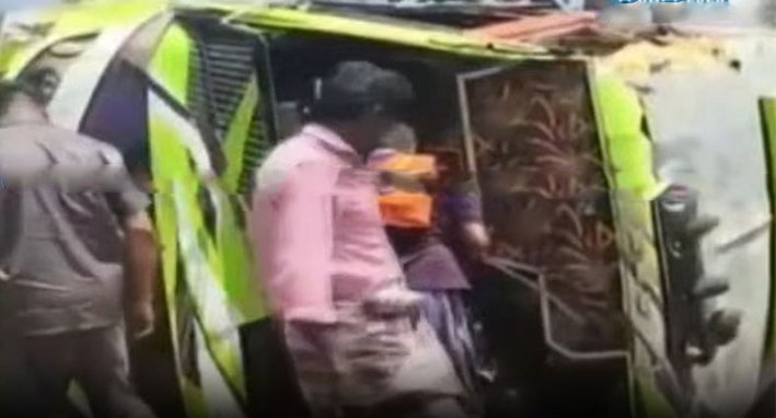 தென்காசி அருகே மினி வேன் கவிழ்ந்து விபத்து.. ஒருவர் பலி.. 10 பேர் காயம்