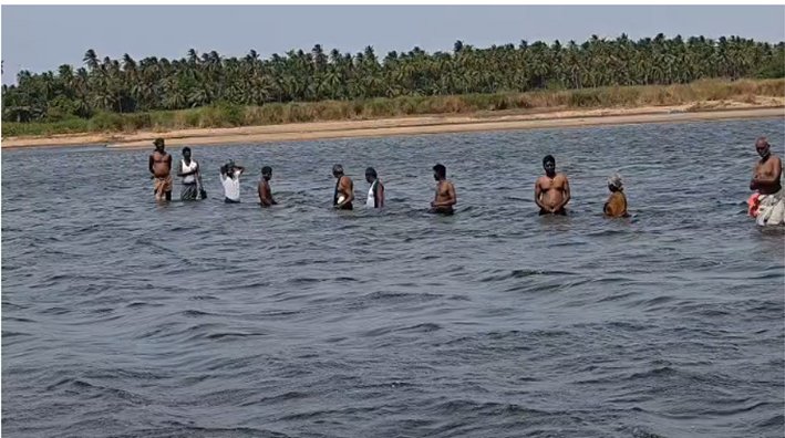 திருச்சி முக்கொம்பு காவிரிஆற்றில் இறங்கி விவசாயிகள்போராட்டம்
