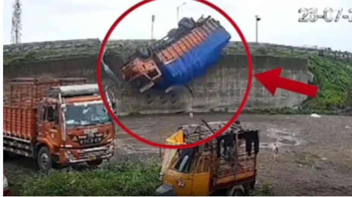 நாசிக் மேம்பாலத்தில் தடுப்புச்சுவரில் மோதி கவிழ்ந்த லாரி