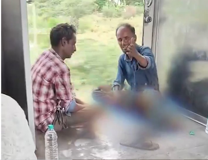 ஓடும் ரயிலில் மது அருந்திய 2 பேர்- பயணிகள் அதிர்ச்சி